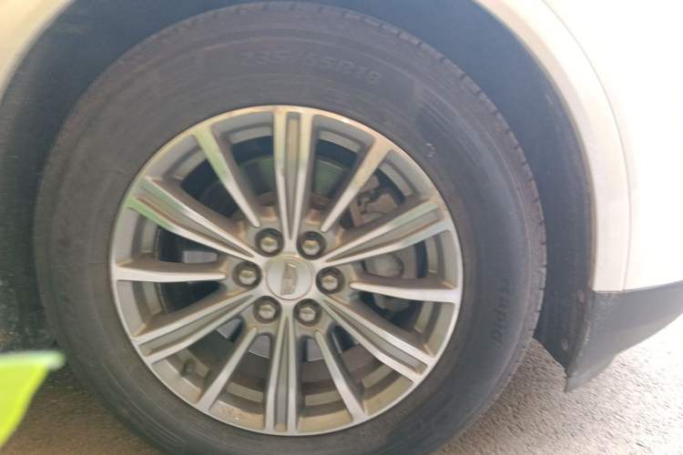 Used Cadillac XT5 2016 28T Four-Wheel Drive Luxury Model Right Front Wheel Hub