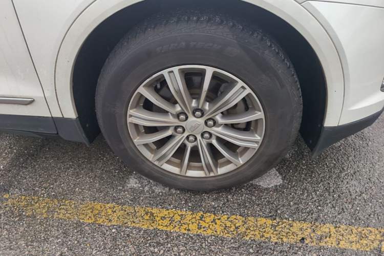 Used Cadillac XT5 2016 25T Luxury Model Right Front Wheel Hub