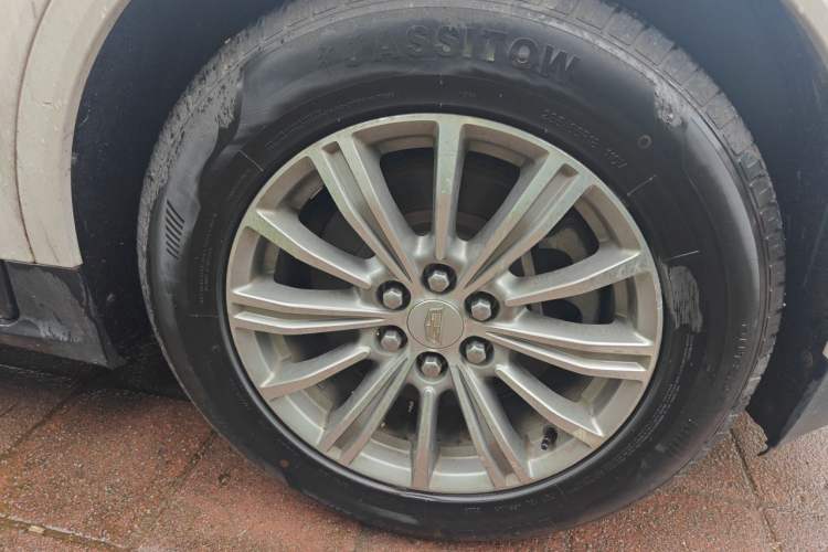Used Cadillac XT5 2016 25T Luxury Model Right Front Wheel Hub