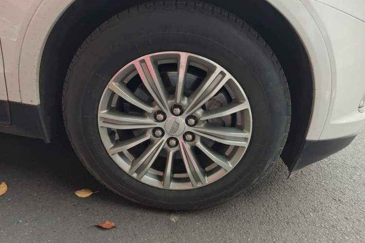 Used Cadillac XT5 2016 25T Luxury Model Right Front Wheel Hub