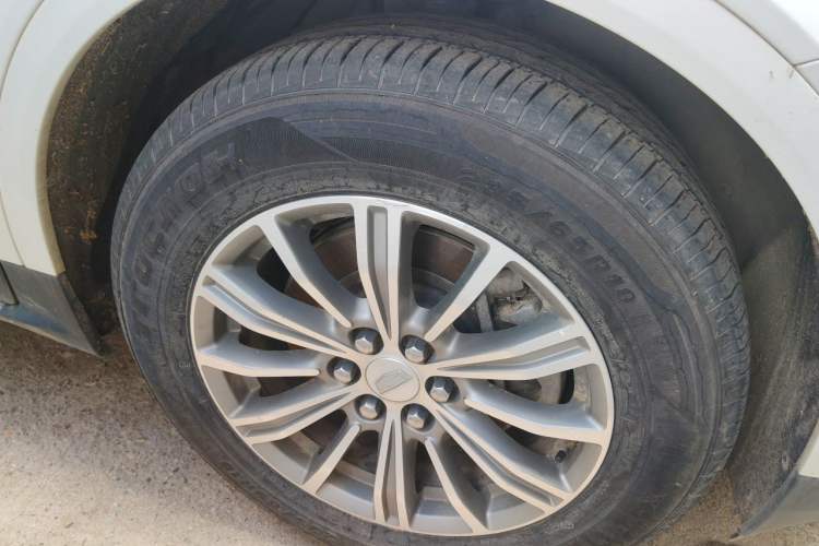 Used Cadillac XT5 2016 25T Luxury Model Right Front Wheel Hub
