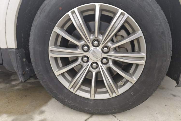 Used Cadillac XT5 2016 25T Luxury Model Right Front Wheel Hub