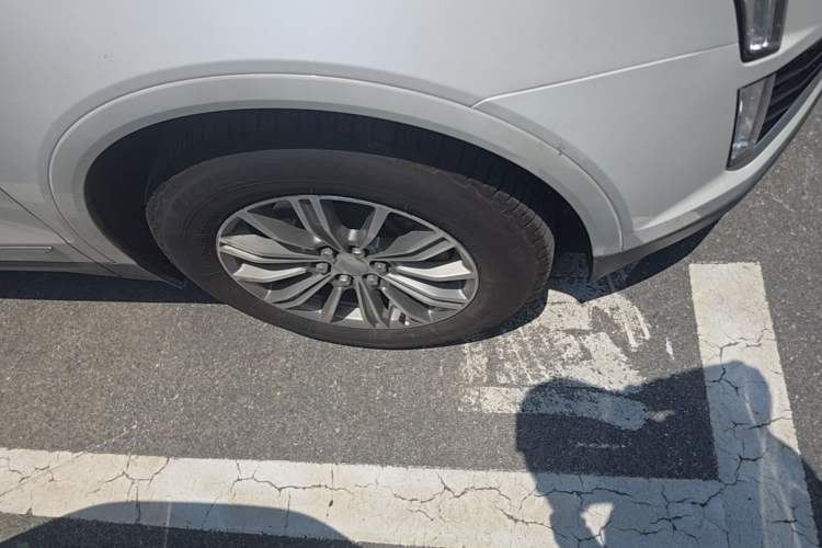 Used Cadillac XT5 2016 25T Luxury Model Right Front Wheel Hub