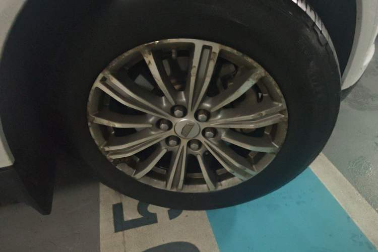 Used Cadillac XT5 2016 25T Luxury Model Right Front Wheel Hub