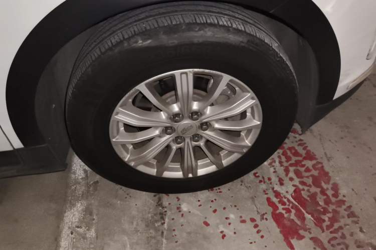 Used Cadillac XT5 2016 28T Four-Wheel Drive Tech Version Right Front Wheel Hub