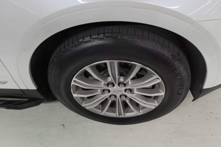 Used Cadillac XT5 2016 25T Luxury Model Right Front Wheel Hub