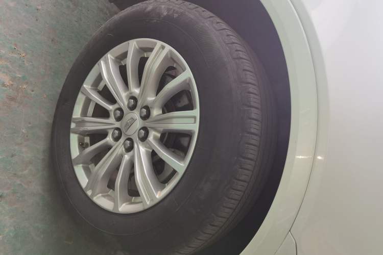 Used Cadillac XT5 2016 25T Tech Edition Right Front Wheel Hub