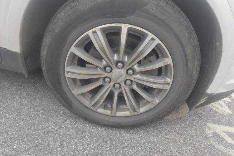 Used Cadillac XT5 2016 25T Luxury Model Right Front Wheel Hub