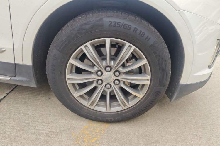 Used Cadillac XT5 2016 28T Four-Wheel Drive Luxury Model Right Front Wheel Hub