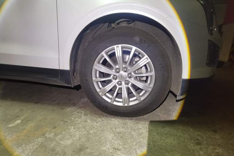 Used Cadillac XT5 2016 28T Four-Wheel Drive Tech Version Right Front Wheel Hub