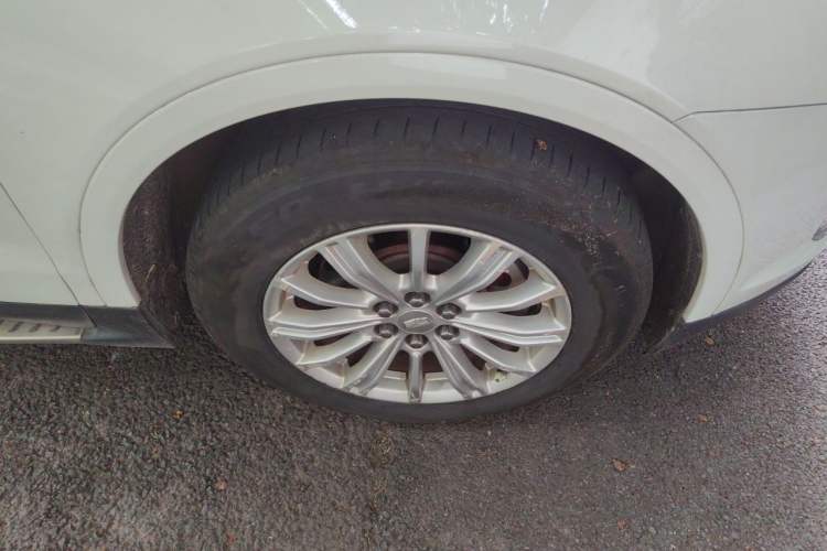 Used Cadillac XT5 2016 28T Four-Wheel Drive Tech Version Right Front Wheel Hub