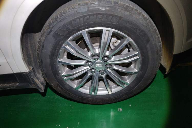 Used Cadillac XT5 2016 25T Luxury Model Right Front Wheel Hub