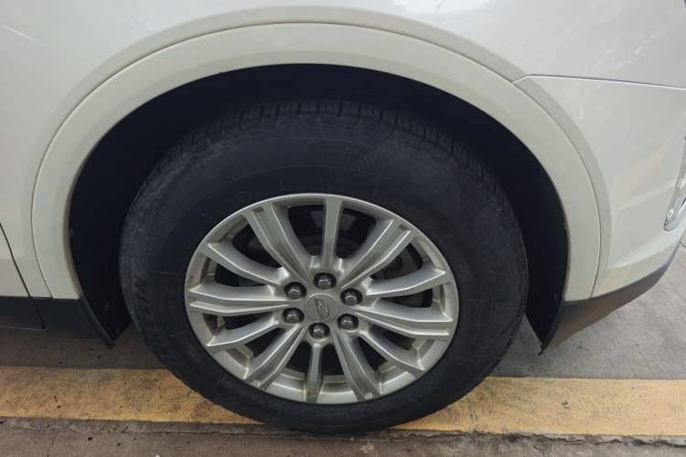 Used Cadillac XT5 2016 28T Four-Wheel Drive Tech Version Right Front Wheel Hub
