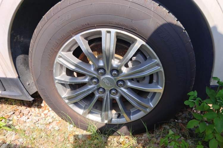 Used Cadillac XT5 2016 28T Four-Wheel Drive Luxury Model Right Front Wheel Hub