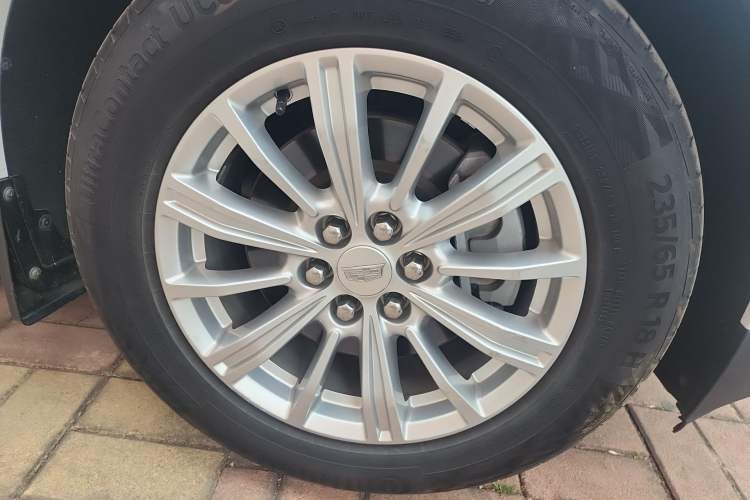 Used Cadillac XT5 2016 25T Tech Edition Right Front Wheel Hub
