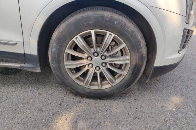 Used Cadillac XT5 2016 25T Luxury Model Right Front Wheel Hub