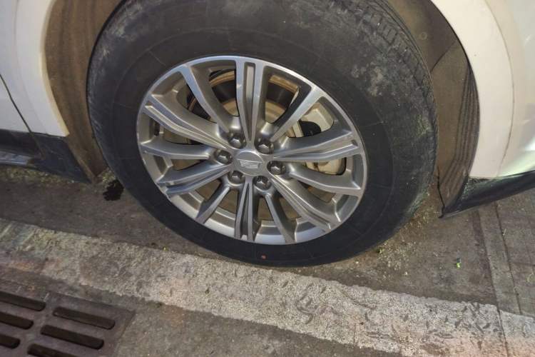 Used Cadillac XT5 2016 25T Luxury Model Right Front Wheel Hub