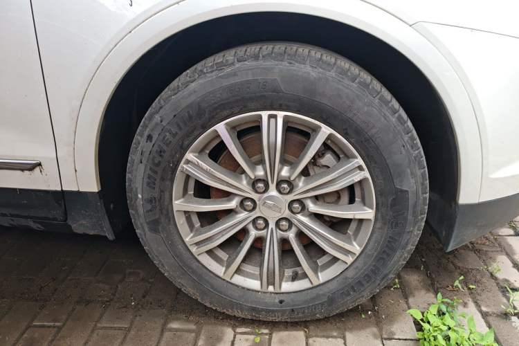 Used Cadillac XT5 2016 25T Luxury Model Right Front Wheel Hub