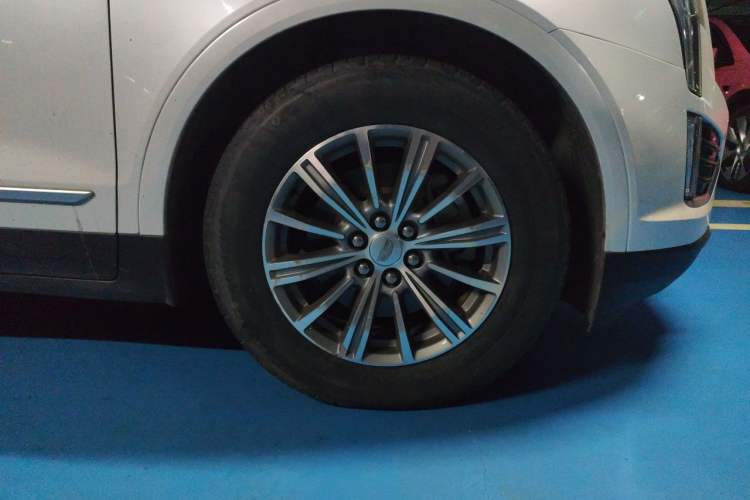 Used Cadillac XT5 2016 25T Luxury Model Right Front Wheel Hub