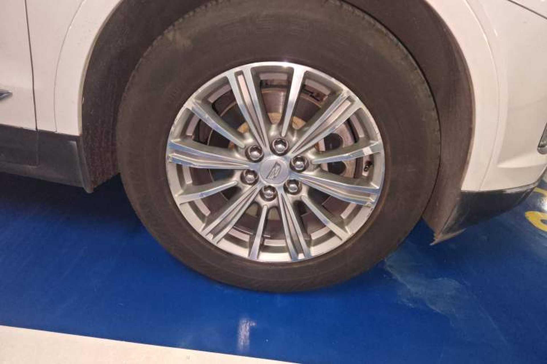 Used Cadillac XT5 2016 28T Four-Wheel Drive Tech Version Right Front Wheel Hub