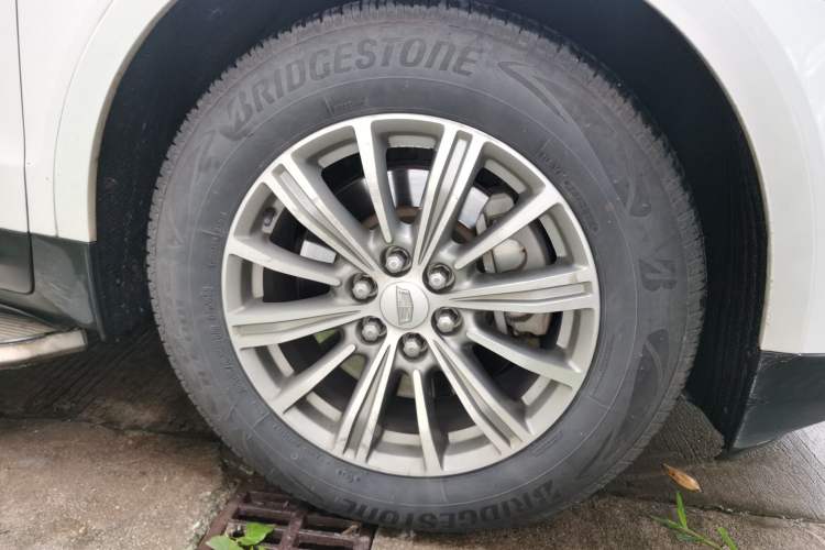 Used Cadillac XT5 2016 28T Four-Wheel Drive Luxury Model Right Front Wheel Hub