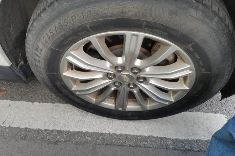Used Cadillac XT5 2016 25T Tech Edition Right Front Wheel Hub