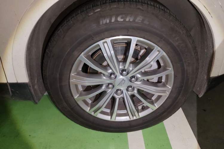 Used Cadillac XT5 2016 28T Four-Wheel Drive Luxury Model Right Front Wheel Hub
