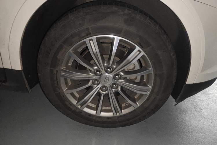 Used Cadillac XT5 2016 28T Four-Wheel Drive Luxury Model Right Front Wheel Hub