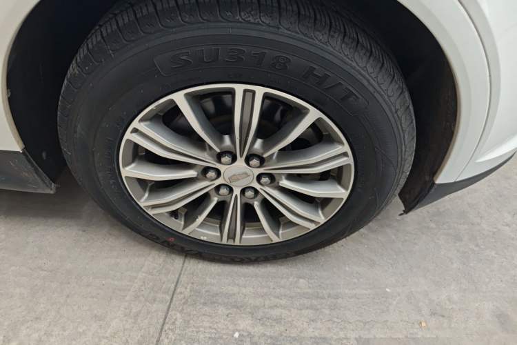 Used Cadillac XT5 2016 25T Luxury Model Right Front Wheel Hub