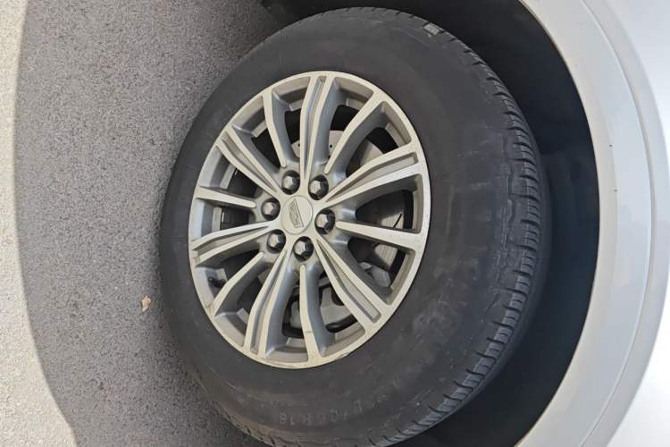 Used Cadillac XT5 2016 28T Four-Wheel Drive Luxury Model Right Front Wheel Hub