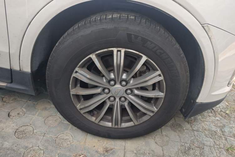 Used Cadillac XT5 2016 25T Luxury Model Right Front Wheel Hub