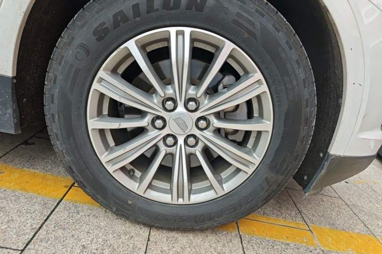 Used Cadillac XT5 2016 25T Luxury Model Right Front Wheel Hub