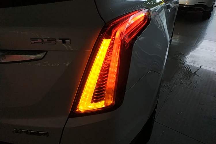 Used Cadillac XT5 2016 25T Luxury Model Right Rear Taillight