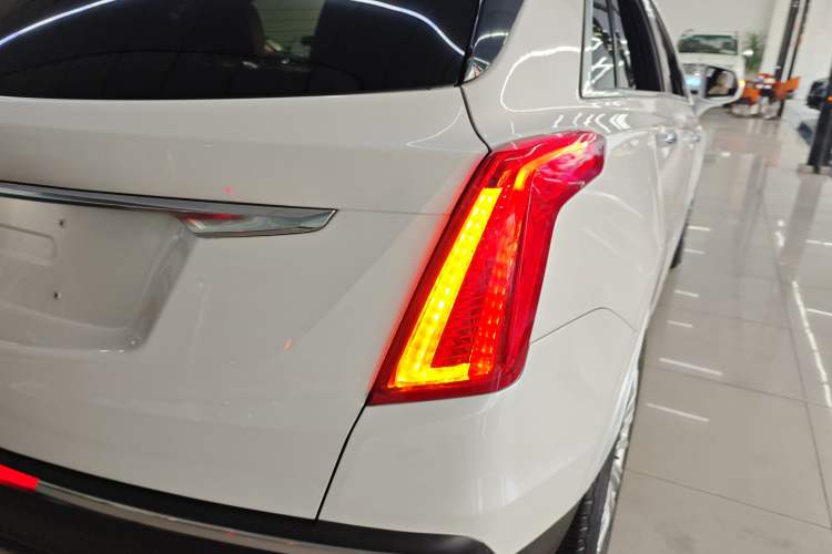 Used Cadillac XT5 2016 25T Tech Edition Right Rear Taillight