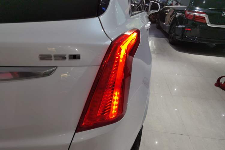 Used Cadillac XT5 2016 25T Luxury Model Right Rear Taillight