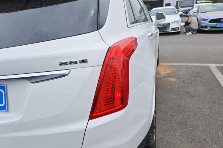 Used Cadillac XT5 2016 28T Four-Wheel Drive Luxury Model Right Rear Taillight