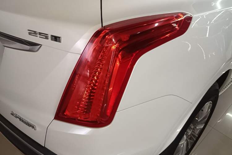 Used Cadillac XT5 2016 25T Luxury Model Right Rear Taillight