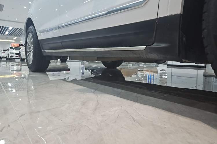 Used Cadillac XT5 2016 25T Luxury Model Right Side Sill