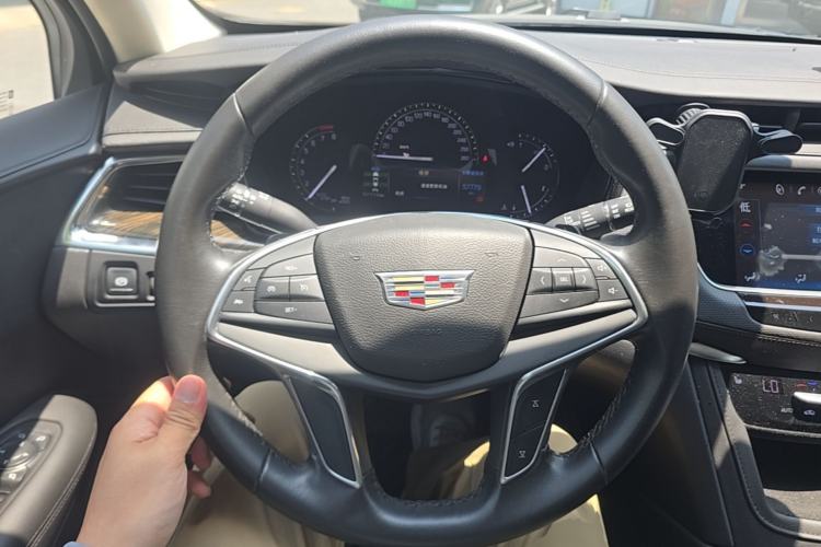 Used Cadillac XT5 2016 25T Luxury Model Steering Wheel