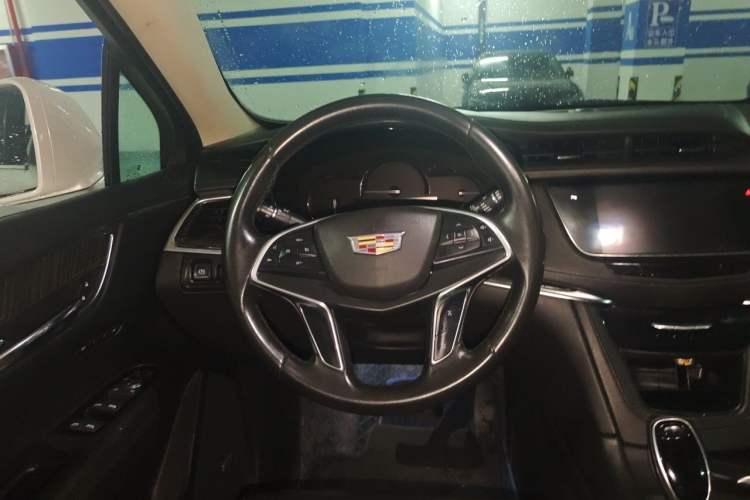 Used Cadillac XT5 2016 25T Luxury Model Steering Wheel