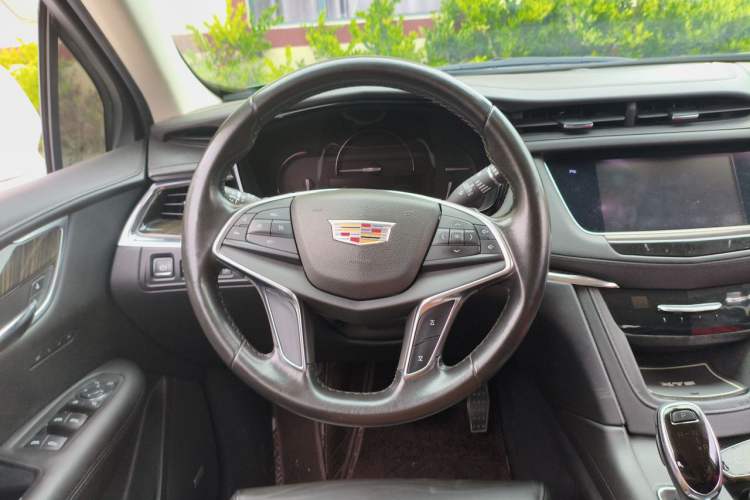 Used Cadillac XT5 2016 25T Luxury Model Steering Wheel