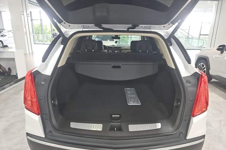 Used Cadillac XT5 2016 25T Luxury Model Trunk