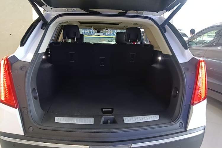 Used Cadillac XT5 2016 25T Luxury Model Trunk