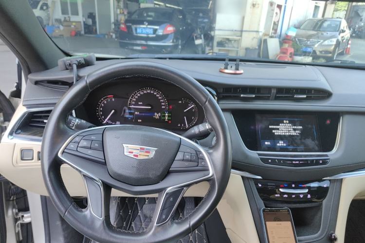 Used Cadillac XT5 2016 28T Four-Wheel Drive Tech Version Center Console