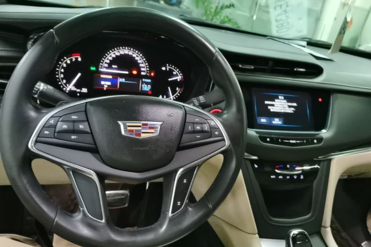 Used Cadillac XT5 2016 28T Four-Wheel Drive Tech Version Center Console