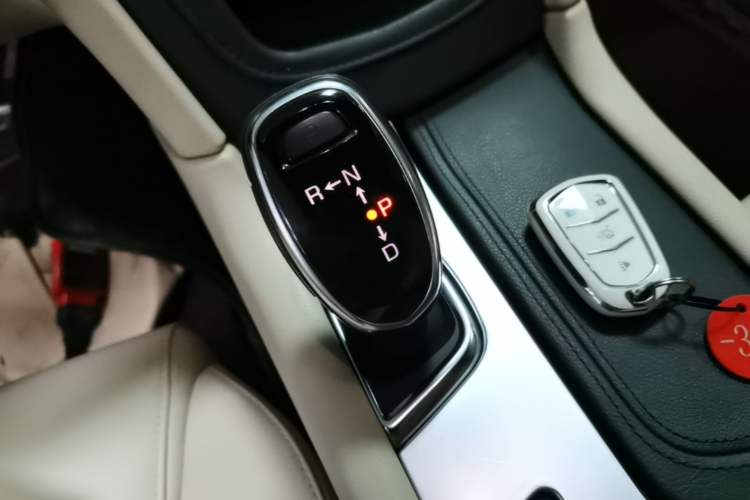 Used Cadillac XT5 2016 28T Four-Wheel Drive Tech Version Gear Lever