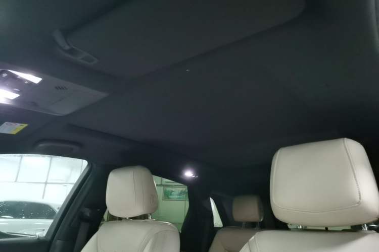 Used Cadillac XT5 2016 28T Four-Wheel Drive Tech Version Headliner