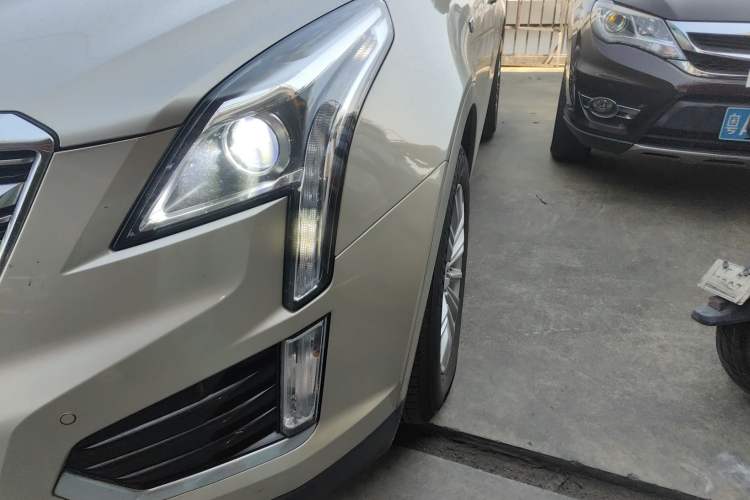 Used Cadillac XT5 2016 28T Four-Wheel Drive Tech Version Left Front Headlight