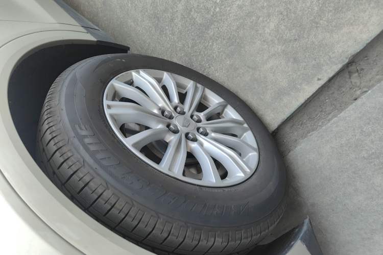 Used Cadillac XT5 2016 28T Four-Wheel Drive Tech Version Left Front Wheel Hub