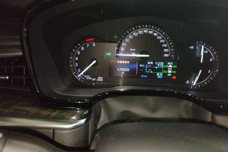 Used Cadillac XT5 2016 25T Luxury Model Odometer Close Up